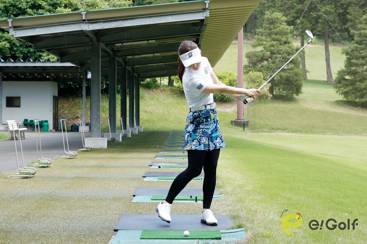 足踏みドリルの感覚をつかんだら、連続打ちにチャレンジ。ボールを3個並べて歩きながらリズム良く打つ。最後は左体重でフィニッシュを取るのがポイント