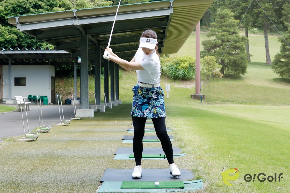 足踏みドリルの感覚をつかんだら、連続打ちにチャレンジ。ボールを3個並べて歩きながらリズム良く打つ。最後は左体重でフィニッシュを取るのがポイント