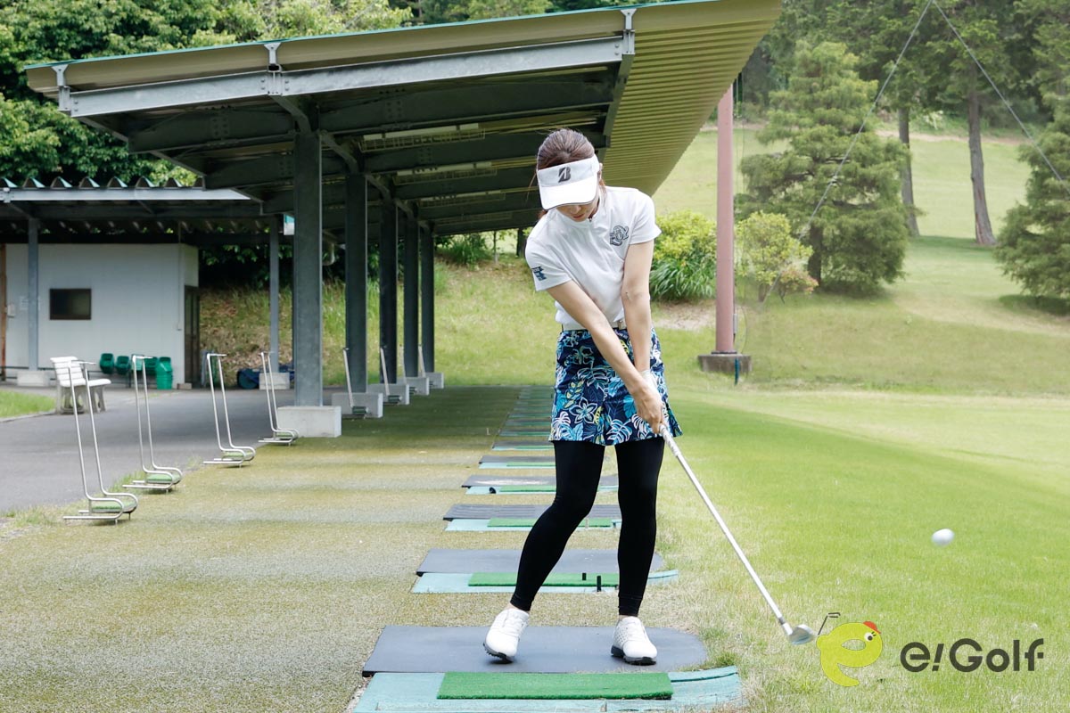 足踏みドリルの感覚をつかんだら、連続打ちにチャレンジ。ボールを3個並べて歩きながらリズム良く打つ。最後は左体重でフィニッシュを取るのがポイント