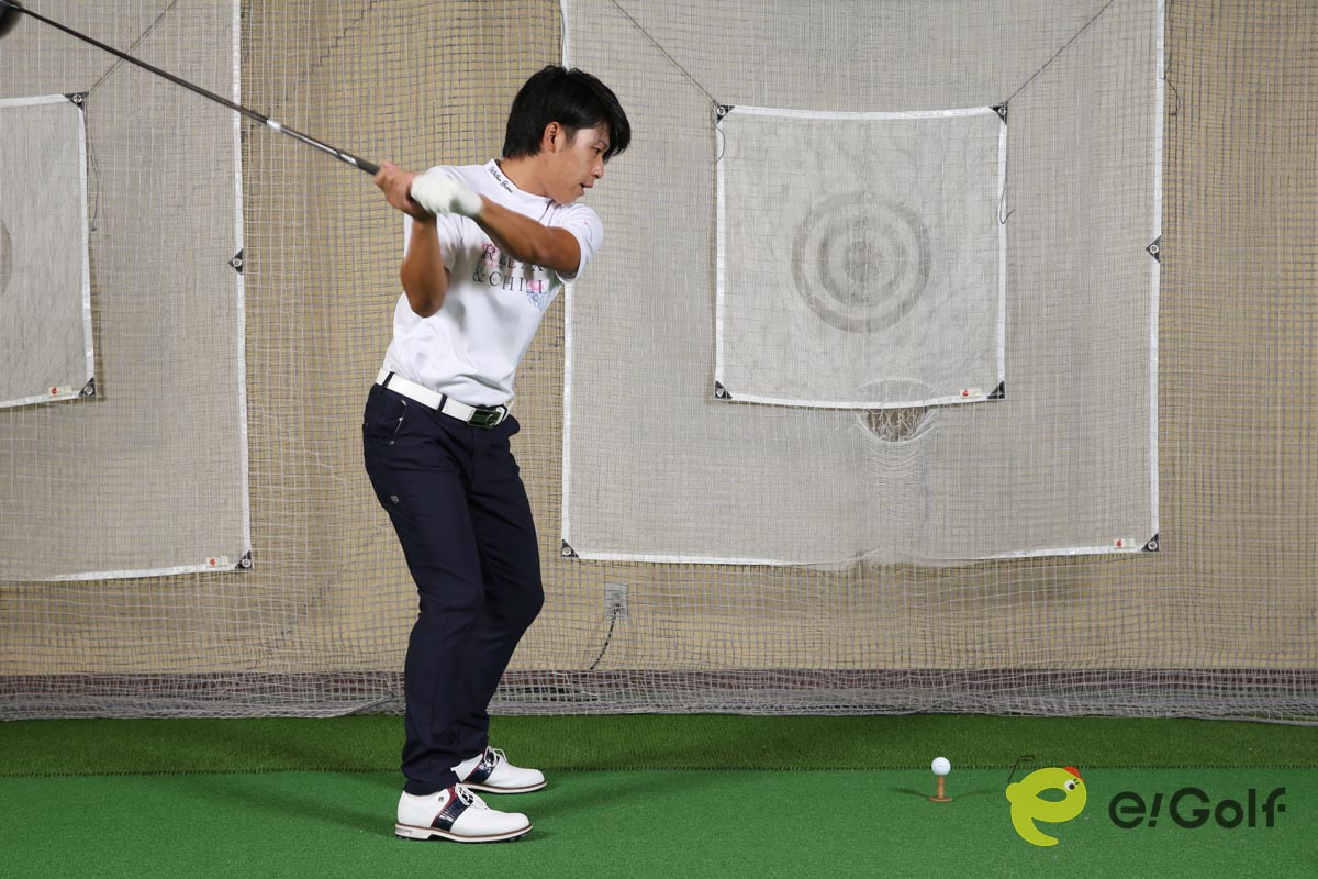 カカト重心だとヨコ振りになる