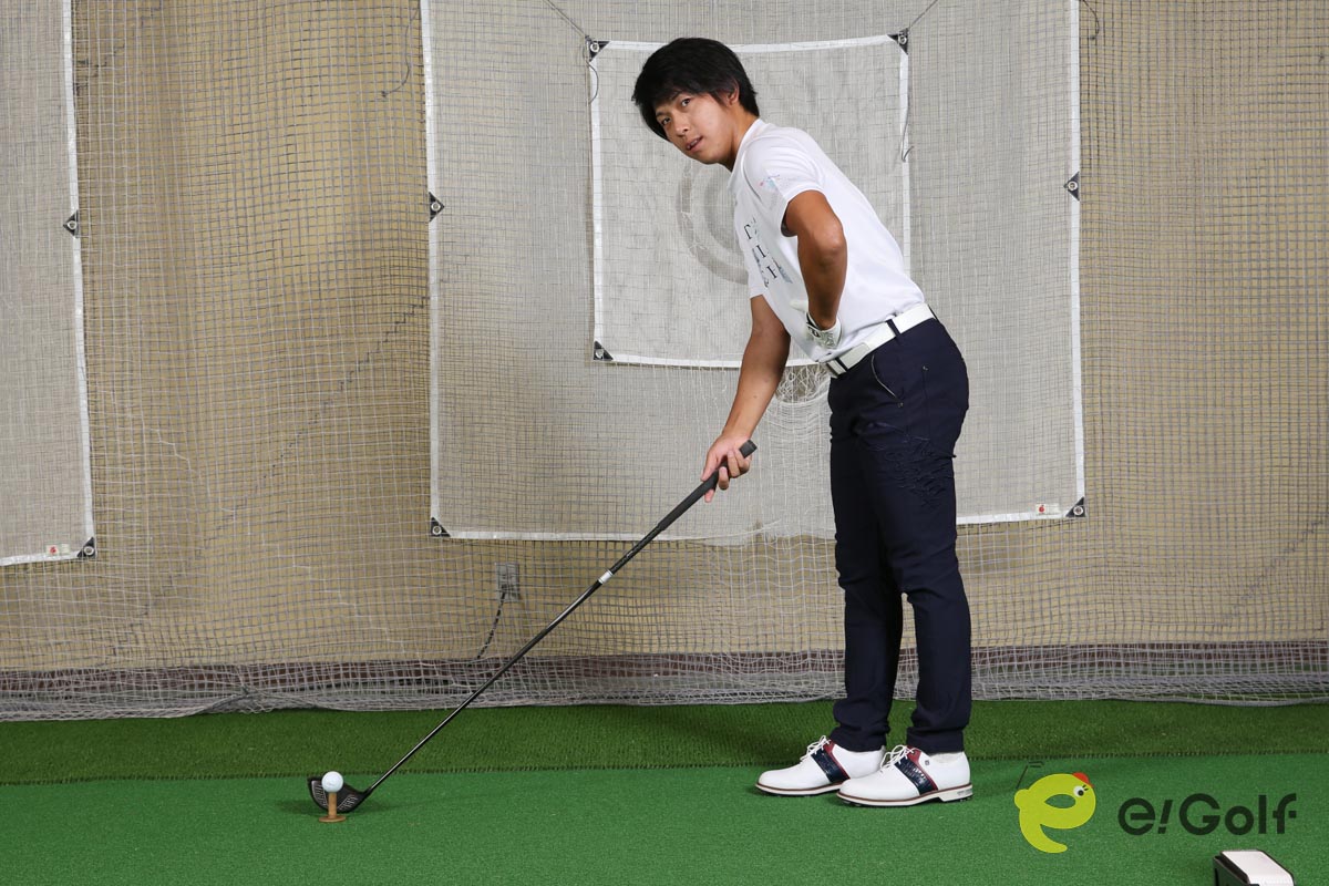 グリップエンドとお腹の距離を一定にすることが、ボールと体の距離を一定にするコツ