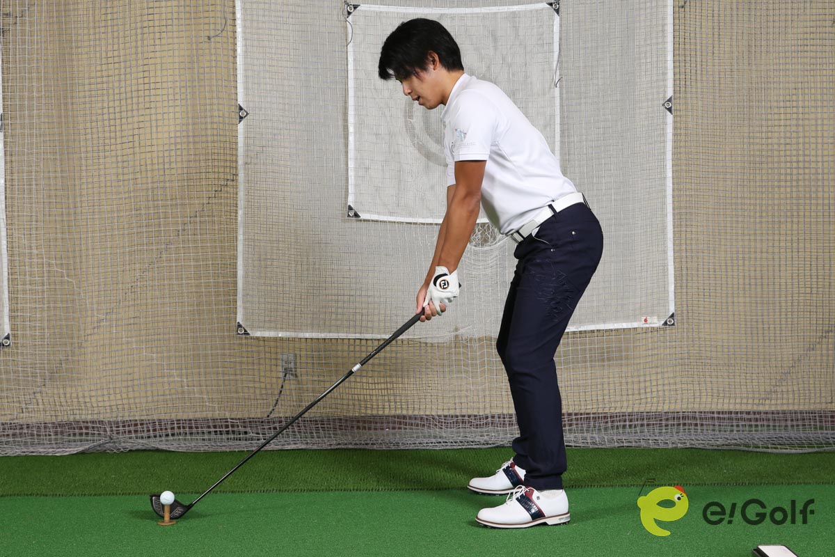 グリップエンドとお腹の距離を一定にすることが、ボールと体の距離を一定にするコツ