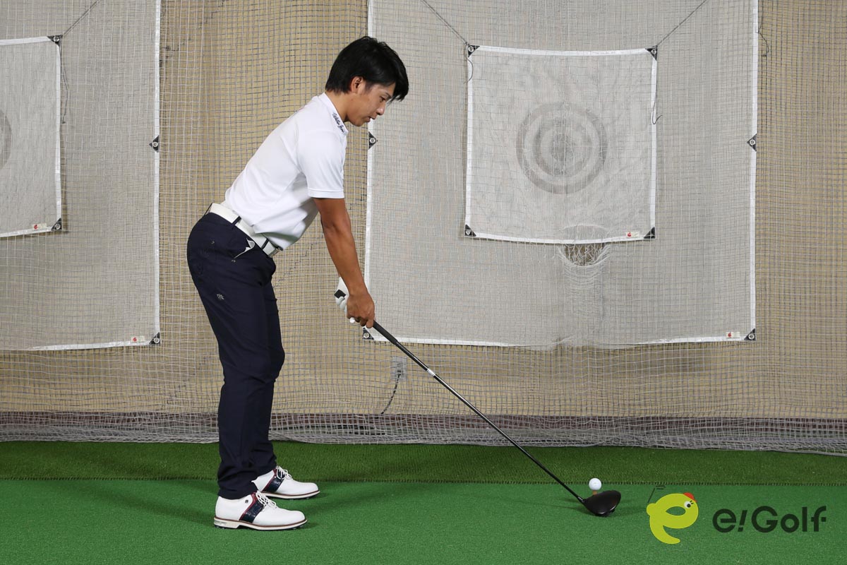 みぞおちがボールを向いた正しいアドレス