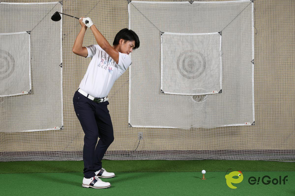 トップでは右足股関節の上に上体が乗り、胸も目標の反対を向く。しっかりパワーを貯めることができる