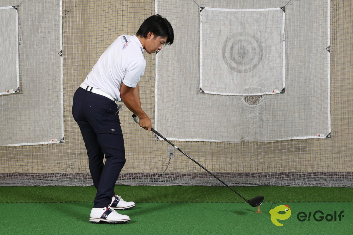 インパクトでも上体の前傾をキープできるので、パワーロスも少ない