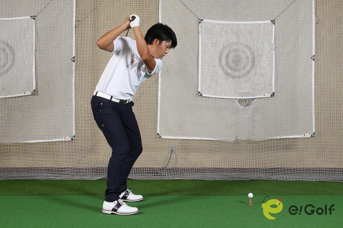 手だけでクラブを上げているので、上体の捻転も少なく、パワーも貯まらない