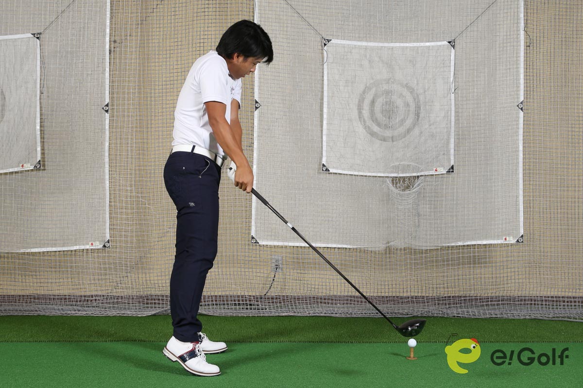 手だけでクラブを上げているので、上体の捻転も少なく、パワーも貯まらない 写真⑩　２７２４ 体を回せる可動域が狭いので、インパクトでは上体が起き上がり、体が伸び上がった形になる