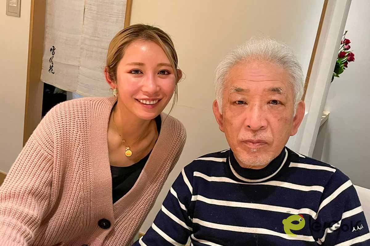 父・弘吉さんと仲良くツーショットに収まる金田久美子　写真：本人提供