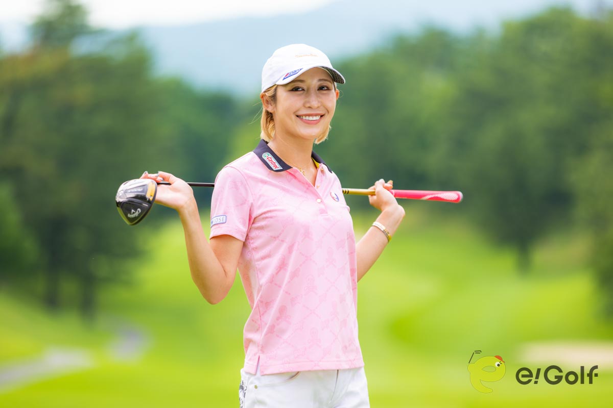 e!Golfの取材フォトセッションに応じた金田久美子　写真：アラキシン
