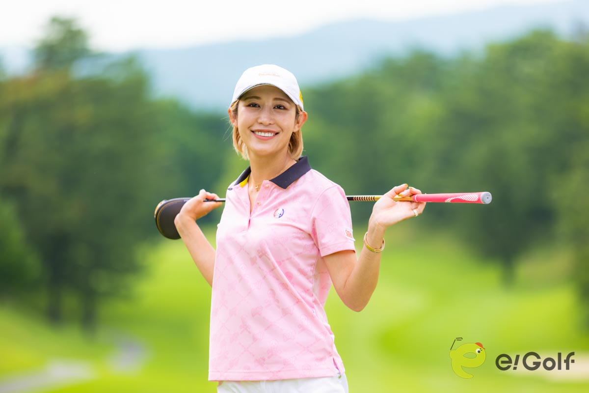 e!Golfの取材フォトセッションに応じた金田久美子　写真：アラキシン