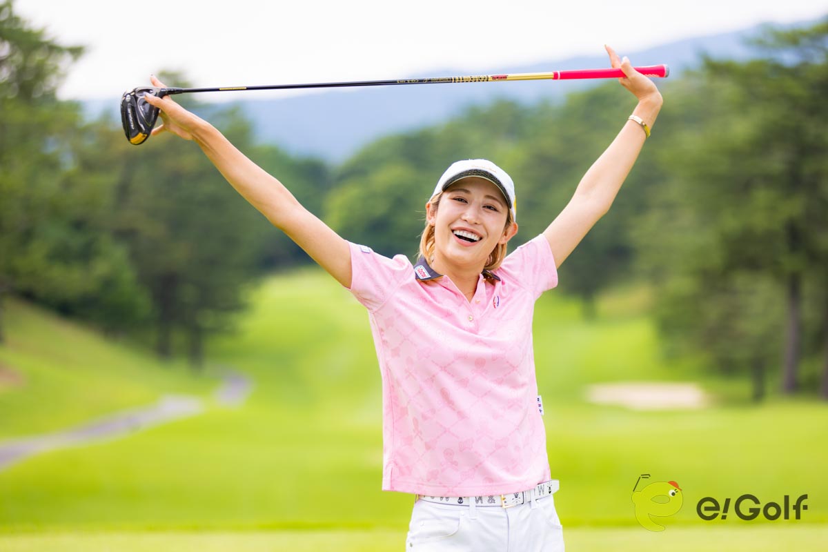 e!Golfの取材フォトセッションに応じた金田久美子　写真：アラキシン