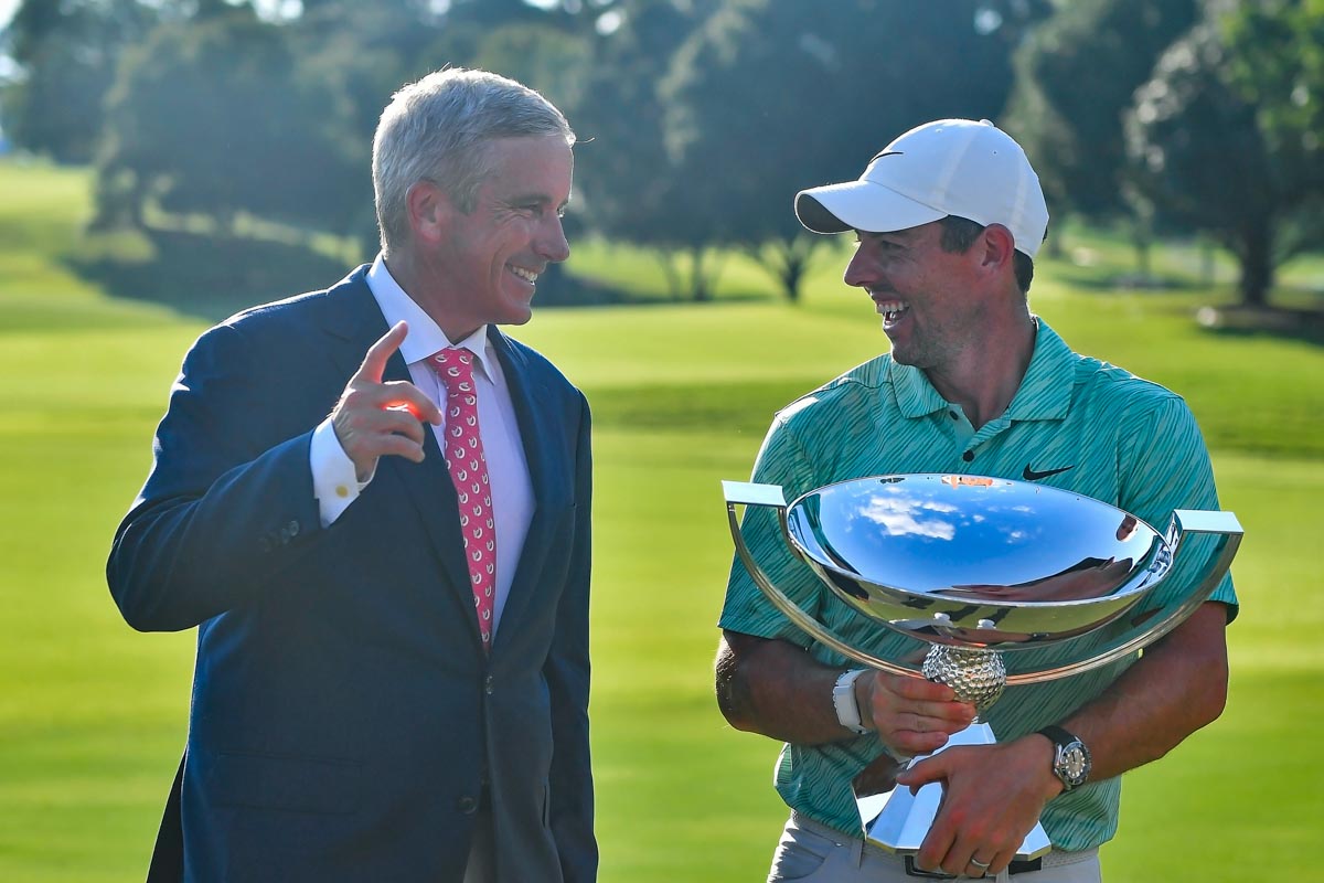 PGAツアー最終戦「ツアー選手権」に勝利し1800万ドル（約25億円）ものボーナスを受け取ったローリー・マキロイと会長のジェイ・モナハン　写真：Getty Images