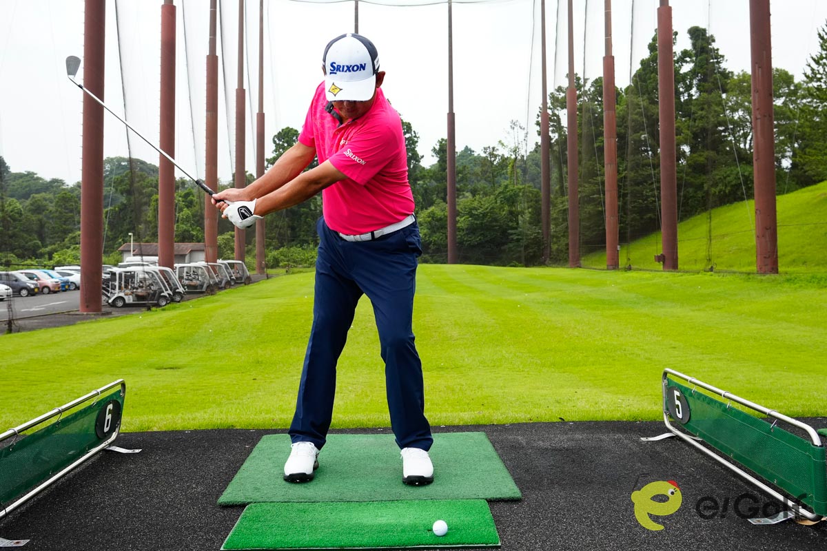 フットワークを使って左に置いたボールを打つ