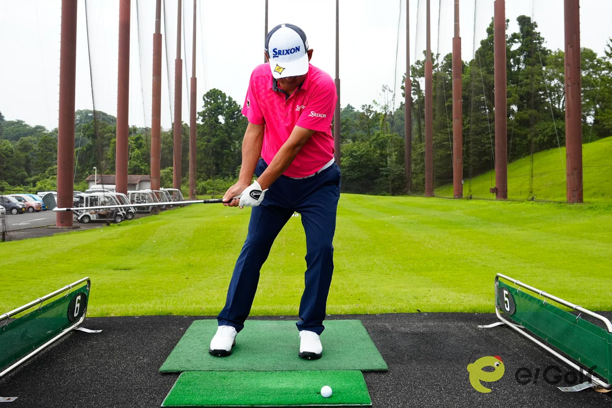 フットワークを使って左に置いたボールを打つ