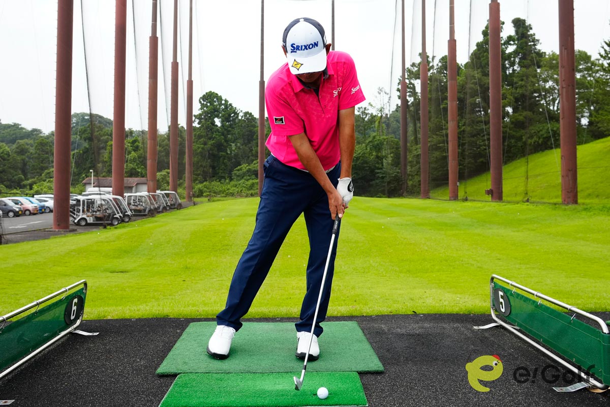 フットワークを使って左に置いたボールを打つ