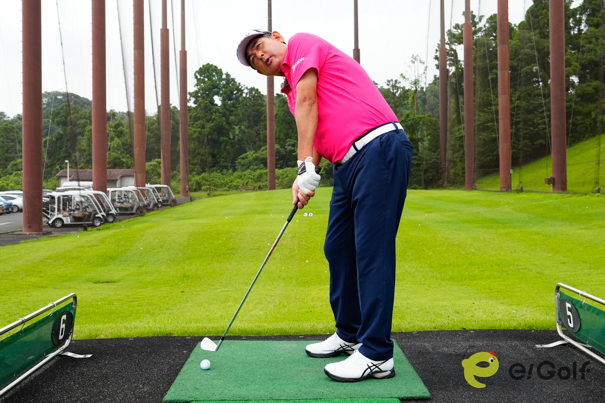 インパクトを迎える前に顔が目標を向いてしまうヘッドアップは、すくい打ちに直結し、トップの原因となる