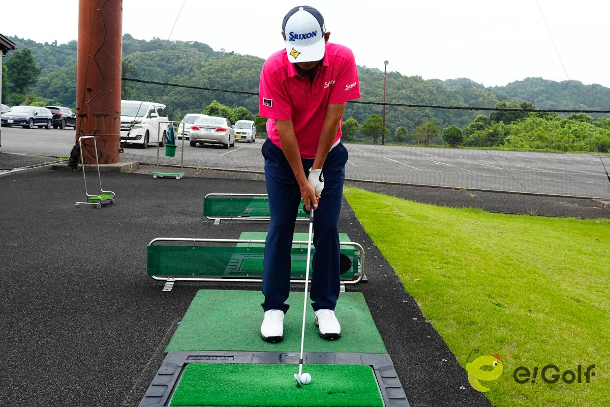 ハーフショットドリルでは、スタンスが広いと振り幅が大きくなるので、スタンスを狭くしよう