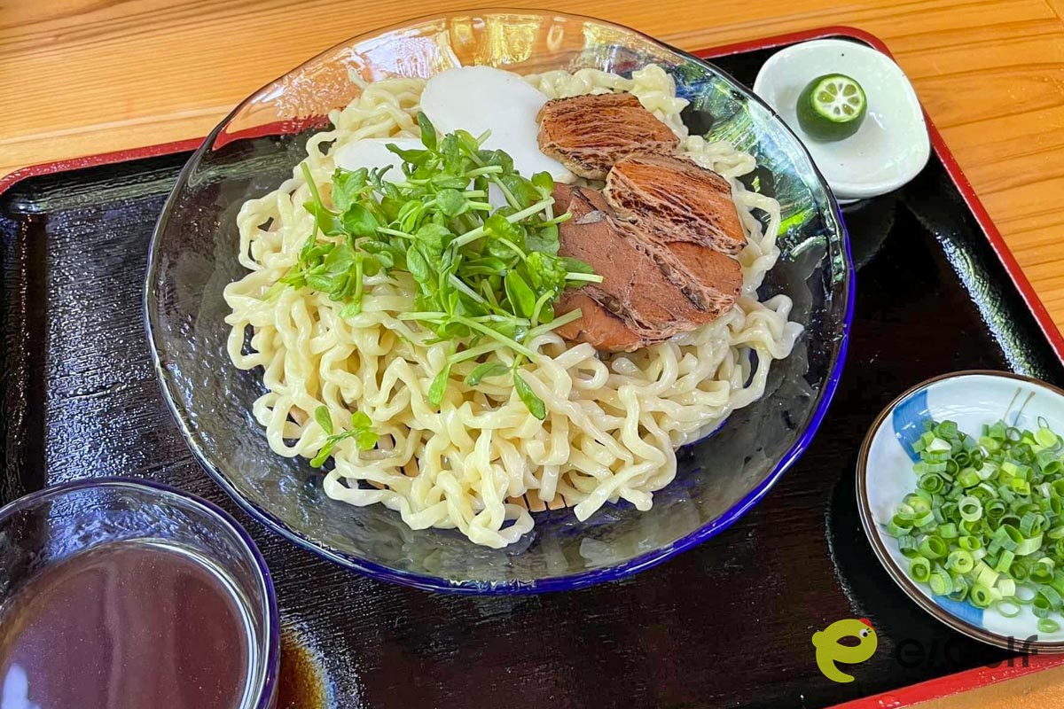 伊豆味そばの冷やし沖縄そば。冷水でしまったツルツルモチモチの麺が美味しい　写真：芝鳥のぶあま