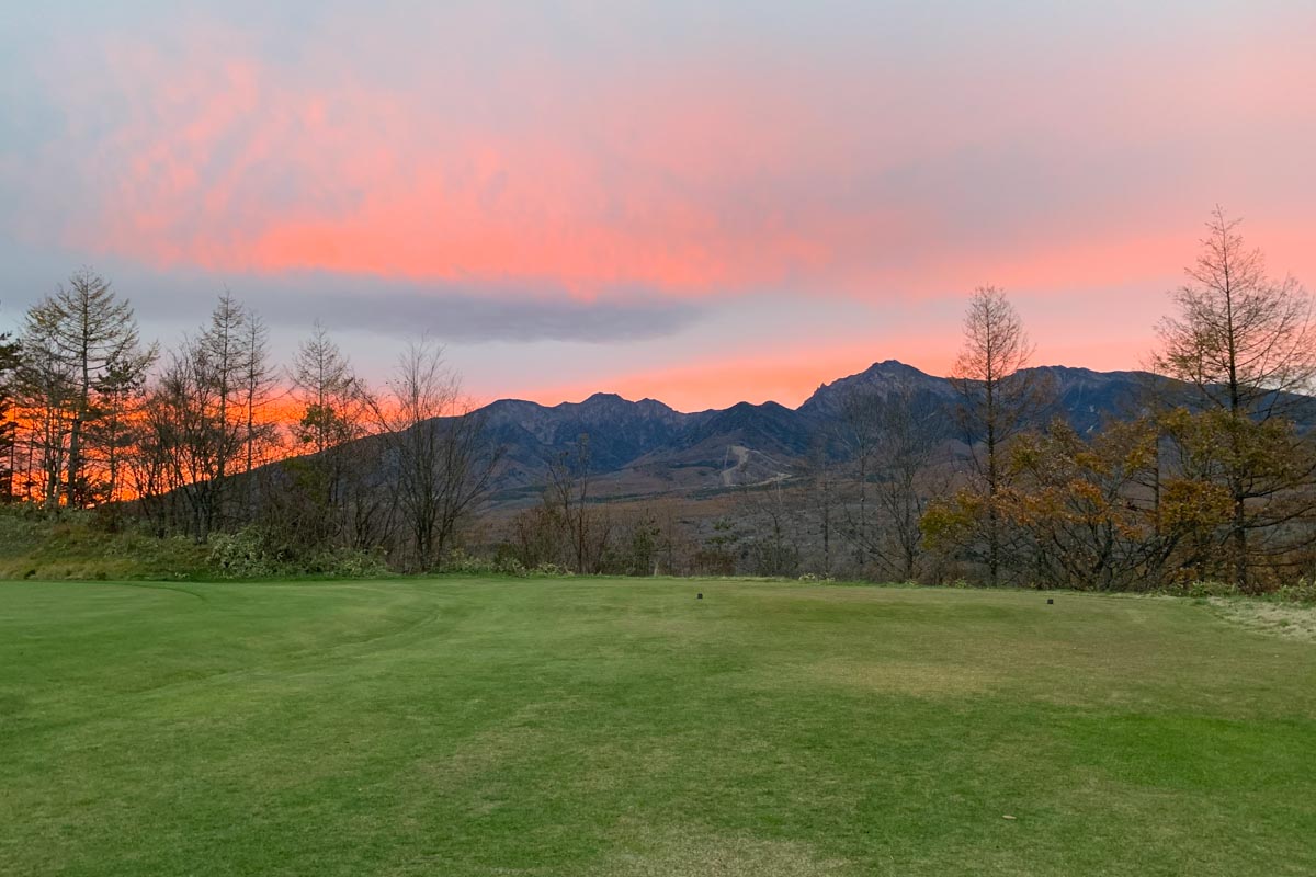 八ヶ岳のシルエットがはっきり浮かび上がった、夕焼けの清里アーリーバードゴルフクラブ　写真提供:清里アーリーバードGC
