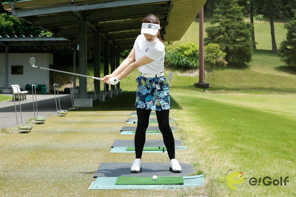 コントロールショットでも、下半身を使ってスイングすると安定感がアップする。切り返しは左への踏み込み、ダウン以降は右ヒザの動きに注意して下半身を動かす