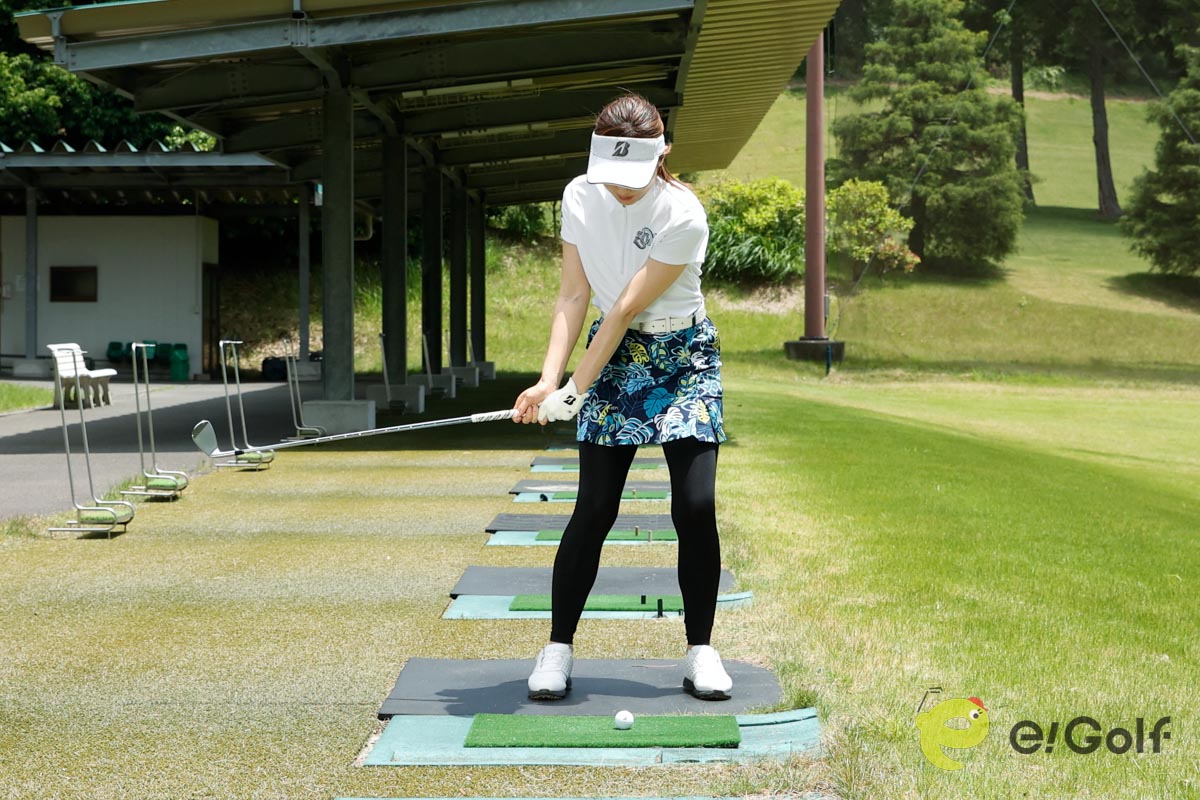 コントロールショットでも、下半身を使ってスイングすると安定感がアップする。切り返しは左への踏み込み、ダウン以降は右ヒザの動きに注意して下半身を動かす