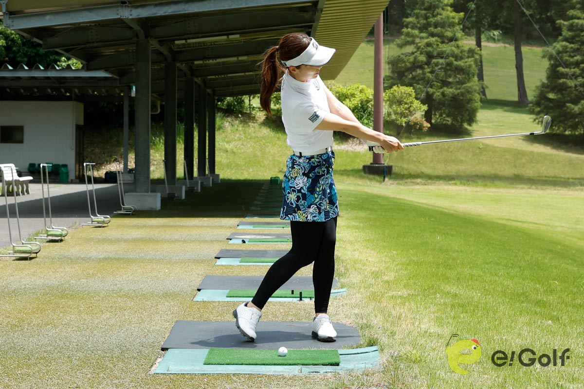 コントロールショットでも、下半身を使ってスイングすると安定感がアップする。切り返しは左への踏み込み、ダウン以降は右ヒザの動きに注意して下半身を動かす