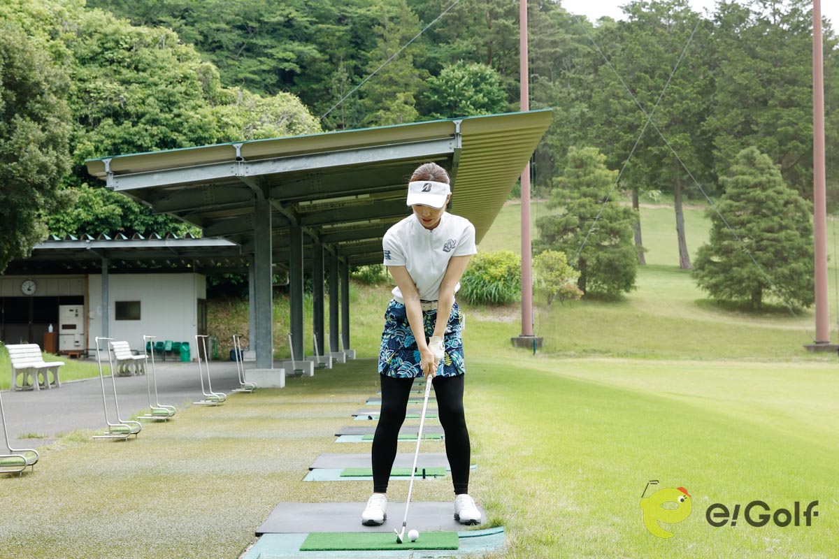 ティーを低く設定し、目線を低くしながらセットアップ。やや左足体重で構えたら、ボールの左側を見ながらスイング