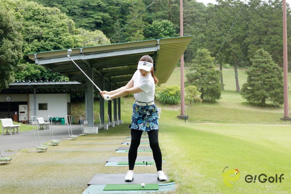 ティーを低く設定し、目線を低くしながらセットアップ。やや左足体重で構えたら、ボールの左側を見ながらスイング