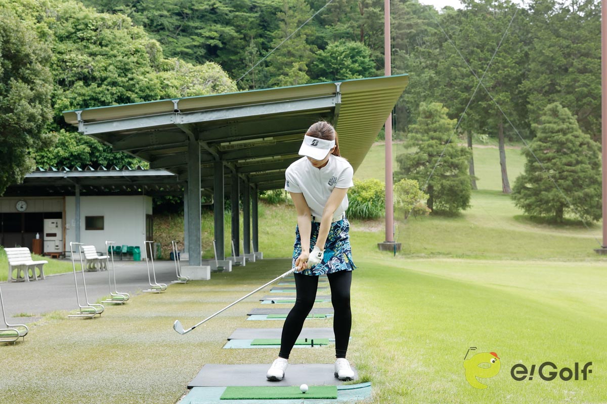 ティーを低く設定し、目線を低くしながらセットアップ。やや左足体重で構えたら、ボールの左側を見ながらスイング