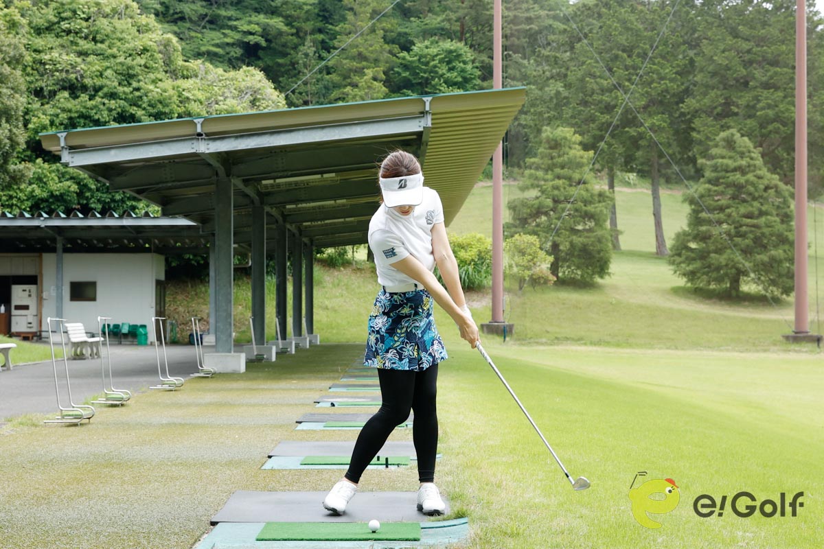 ティーを低く設定し、目線を低くしながらセットアップ。やや左足体重で構えたら、ボールの左側を見ながらスイング