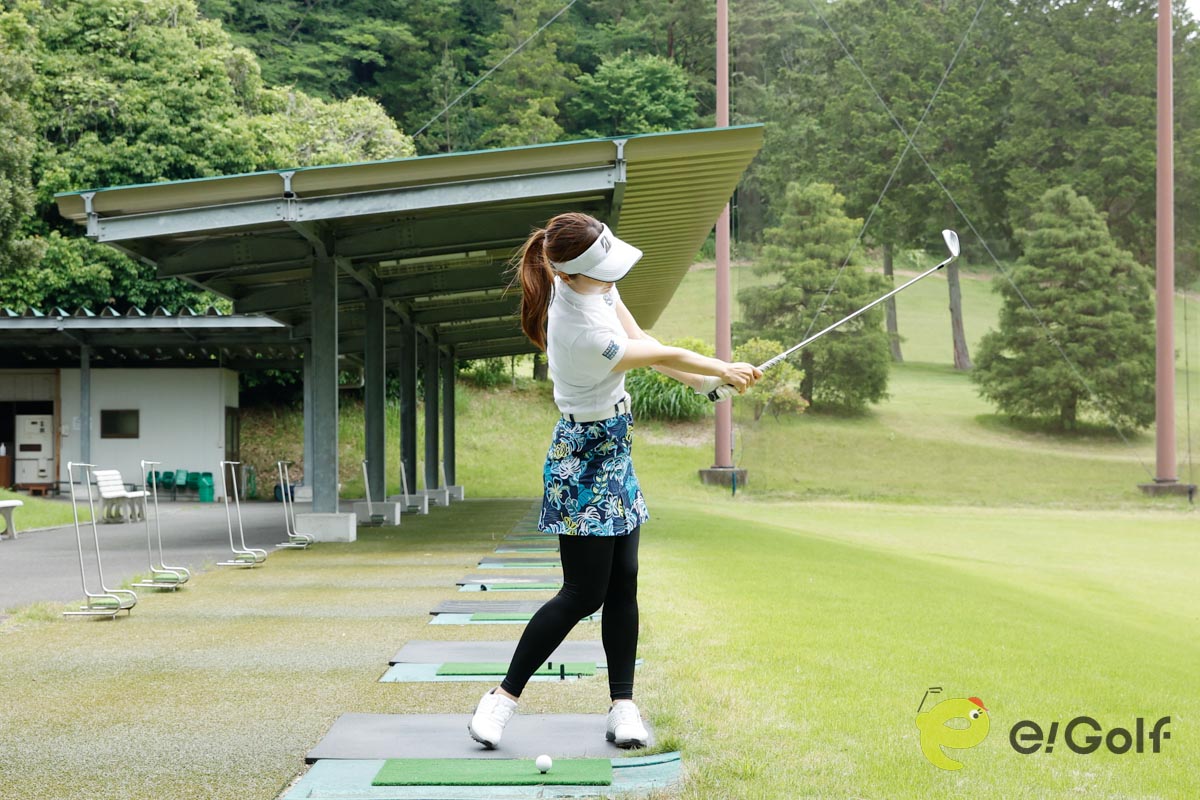 ティーを低く設定し、目線を低くしながらセットアップ。やや左足体重で構えたら、ボールの左側を見ながらスイング