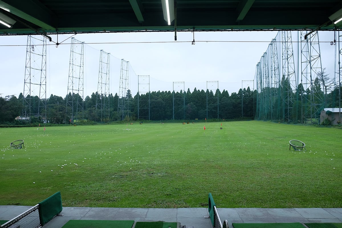 練習場には膨大な数のゴルフボールが転がっている　写真：北谷津ゴルフガーデン