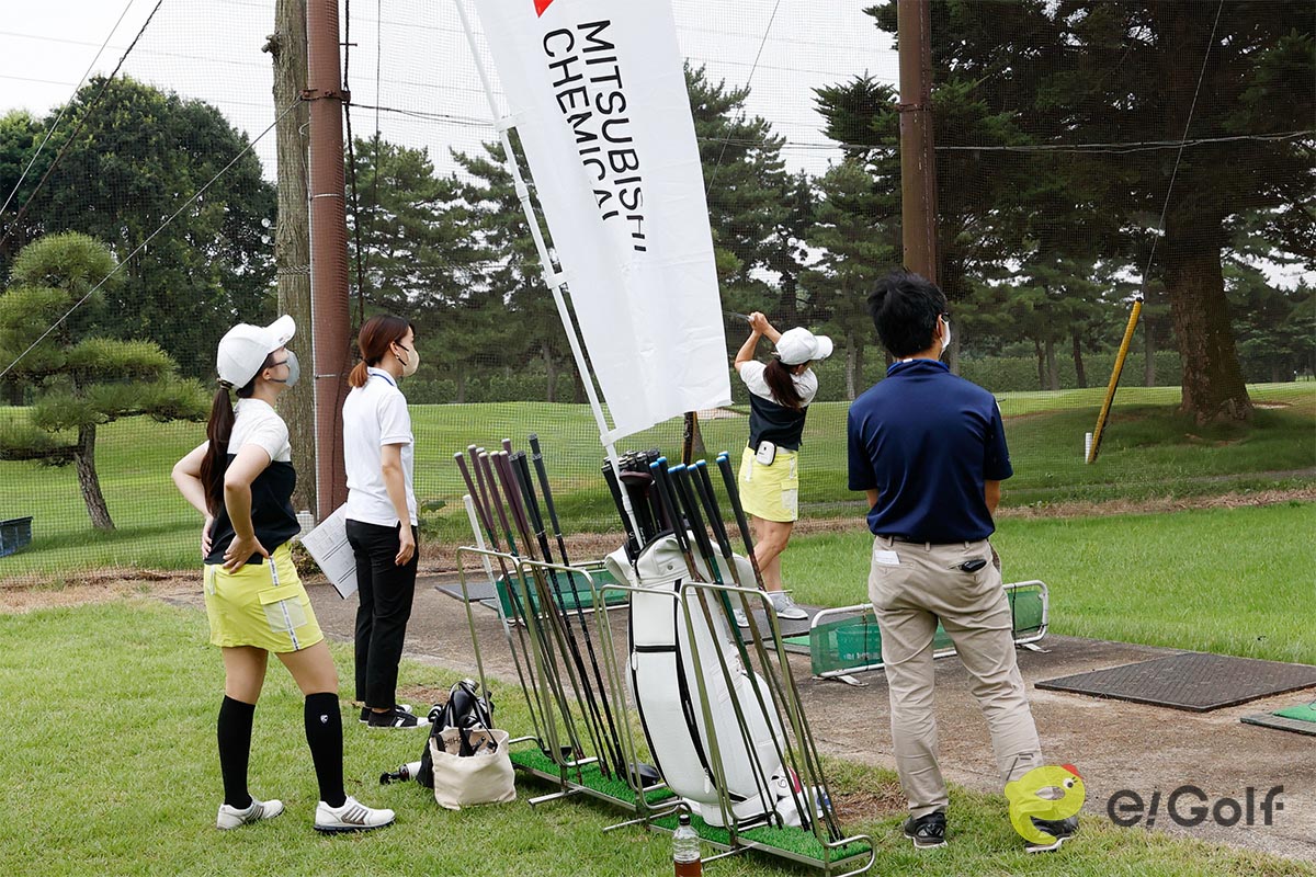 試打会場となった練習場には、ラウンドを終えた参加者たちが続々と訪れ大盛況