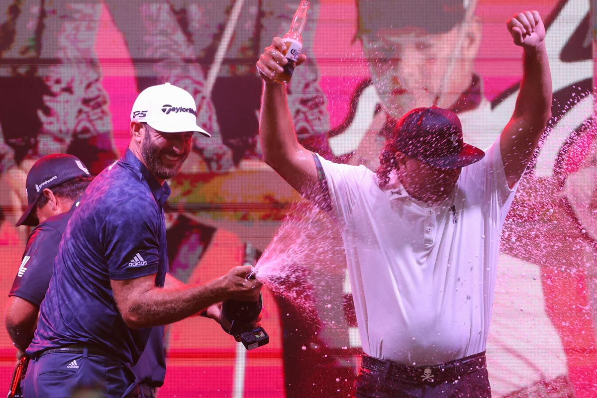 リブゴルフ第4戦ボストン大会でチーム戦に優勝し、シャンパンファイトで喜ぶダスティン・ジョンソンとパット・ぺレス　写真：Getty Images