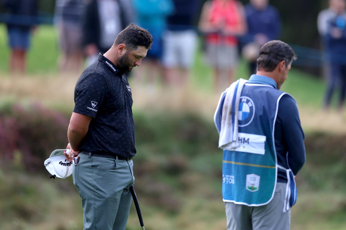 3日目に順延された第2ラウンドBMW PGA選手権スタートホールで黙とうするジョン・ラーム　写真：Getty Images