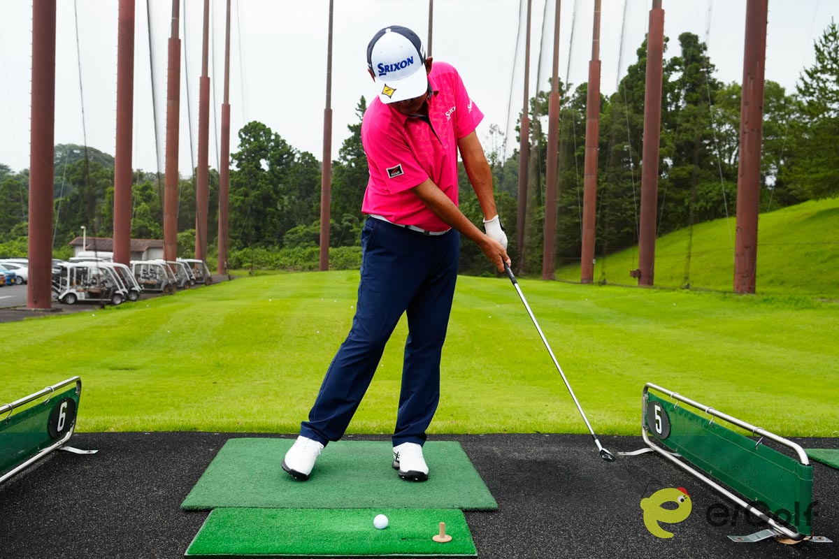 ヘッドを目標に向かって出すことにより、フェースのターンを抑えられる