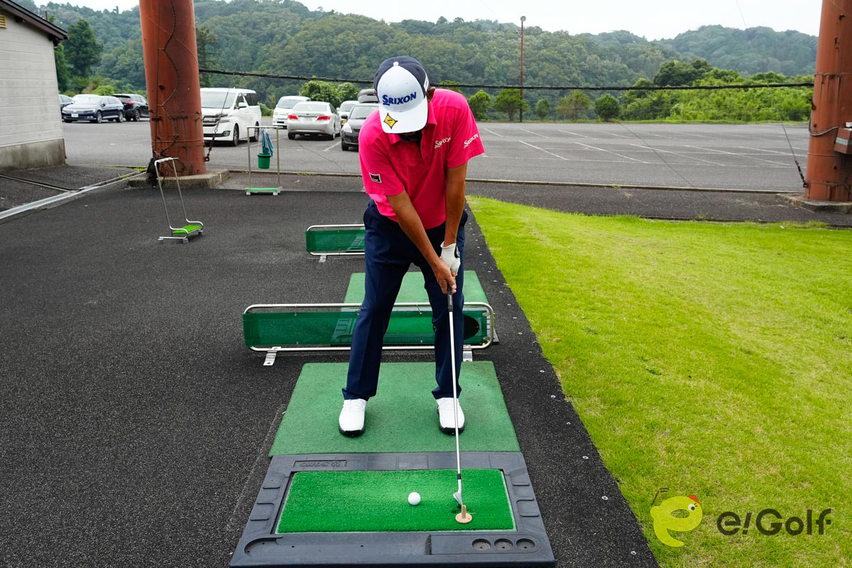 最初にクラブヘッドをゴムティーの前に置いて、どこまでヘッドを出していくのか確認する。それからアドレスに入り、ハーフスイングでボールを打つ