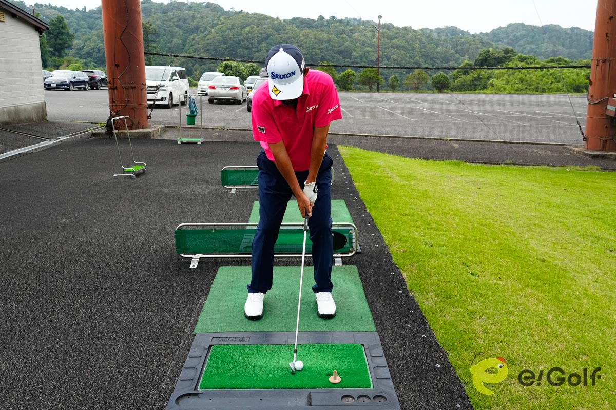 最初にクラブヘッドをゴムティーの前に置いて、どこまでヘッドを出していくのか確認する。それからアドレスに入り、ハーフスイングでボールを打つ