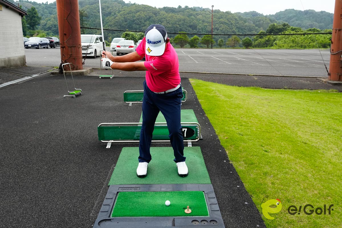 最初にクラブヘッドをゴムティーの前に置いて、どこまでヘッドを出していくのか確認する。それからアドレスに入り、ハーフスイングでボールを打つ