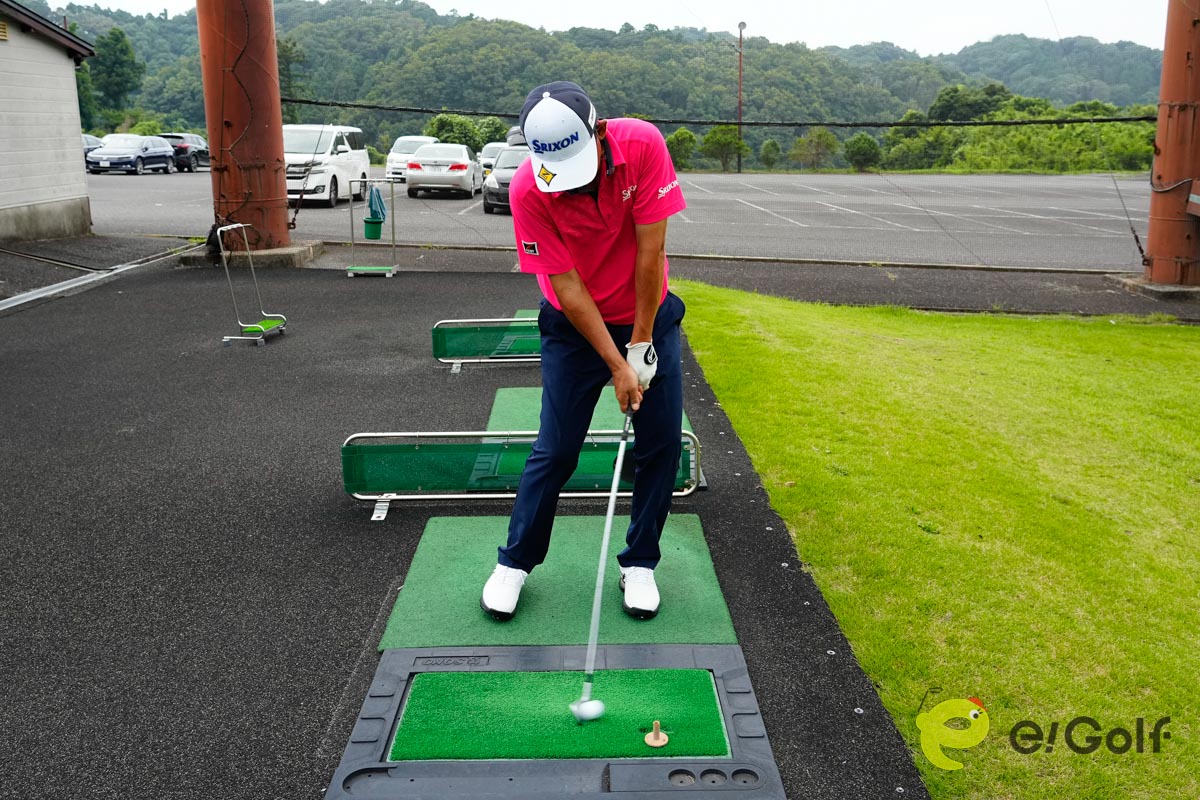 最初にクラブヘッドをゴムティーの前に置いて、どこまでヘッドを出していくのか確認する。それからアドレスに入り、ハーフスイングでボールを打つ