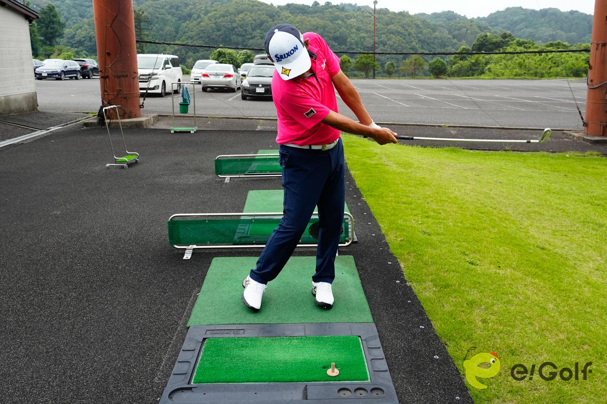 最初にクラブヘッドをゴムティーの前に置いて、どこまでヘッドを出していくのか確認する。それからアドレスに入り、ハーフスイングでボールを打つ