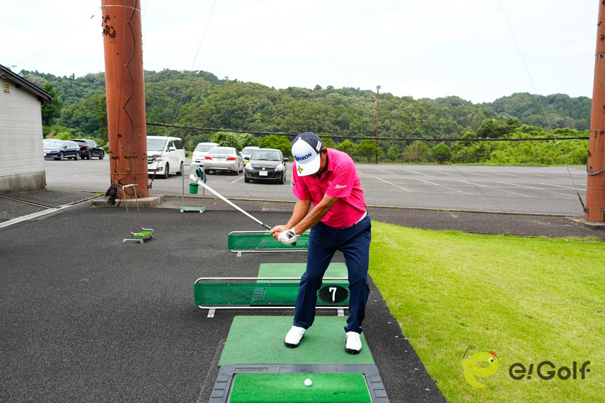 ボールを右足寄りに置き、体のライン、フェース面を目標の右に向けたら、バックスイングで開いたフェースをダウンスイング以降で閉じながら、インサイドアウトの軌道で振り抜く