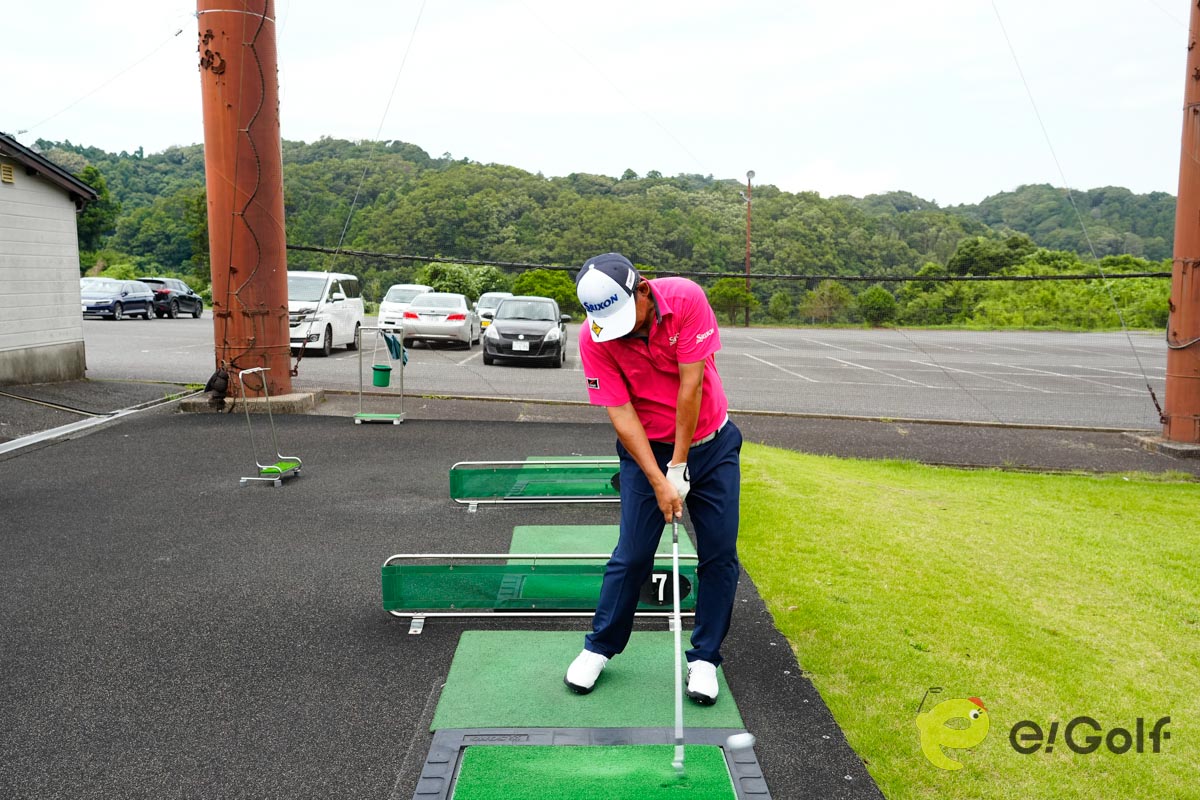 ボールを右足寄りに置き、体のライン、フェース面を目標の右に向けたら、バックスイングで開いたフェースをダウンスイング以降で閉じながら、インサイドアウトの軌道で振り抜く