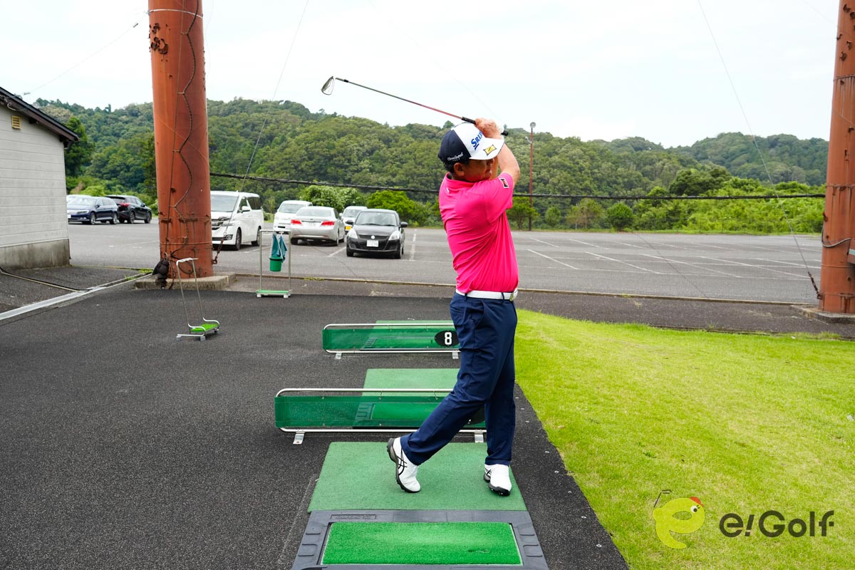 ボールを右足寄りに置き、体のライン、フェース面を目標の右に向けたら、バックスイングで開いたフェースをダウンスイング以降で閉じながら、インサイドアウトの軌道で振り抜く