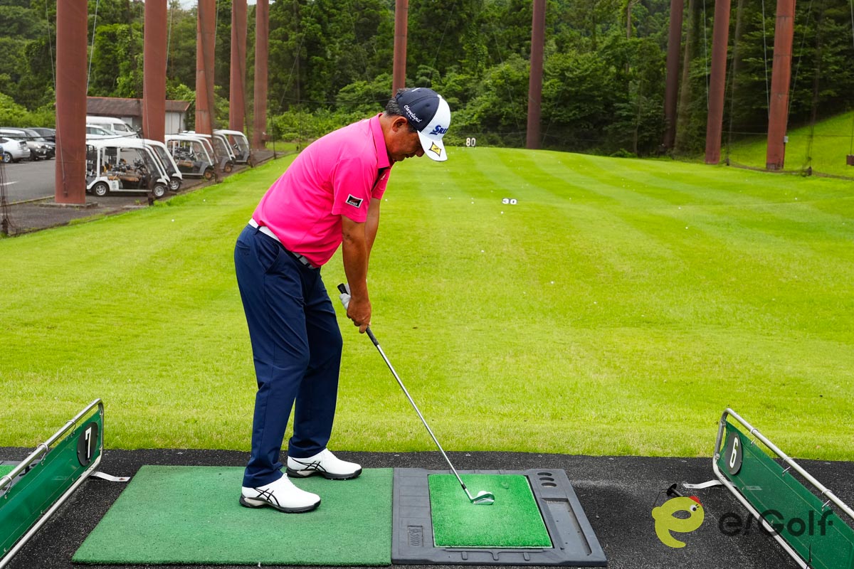 ボールを包み込むようにフェースを閉じながら振り抜くのがポイント