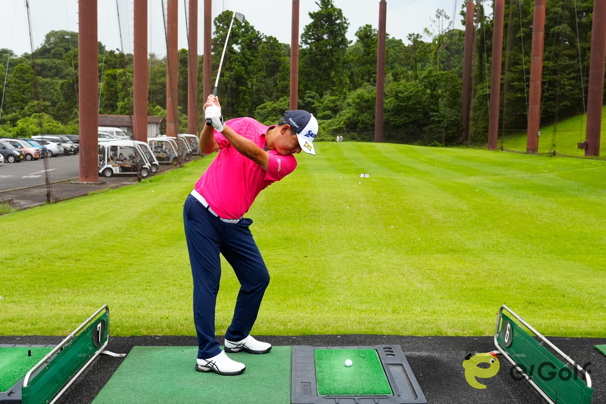 ボールを包み込むようにフェースを閉じながら振り抜くのがポイント