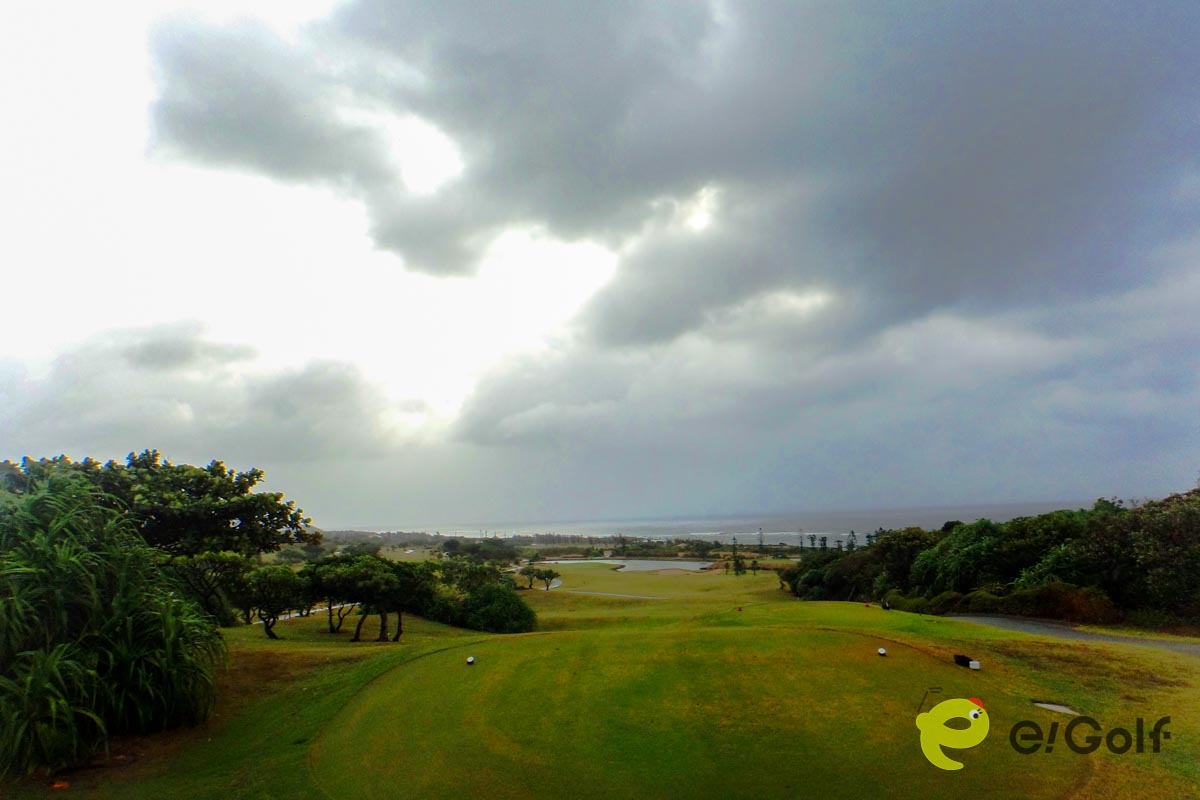 シギラベイ6番、打ち下ろしのパー4　写真：芝鳥のぶあま