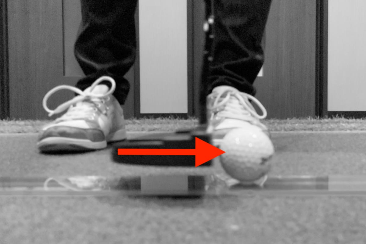 パターのインパクトでの「打点」や「入射角」を気にしていない人はスマートフォンのスロー動画でチェックする