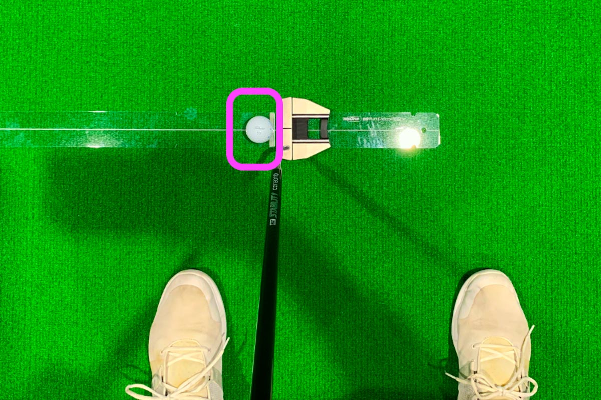 パターでも適正な「入射角」になるためにボール位置は重要。ドライバーでのボール位置も試してみるべき