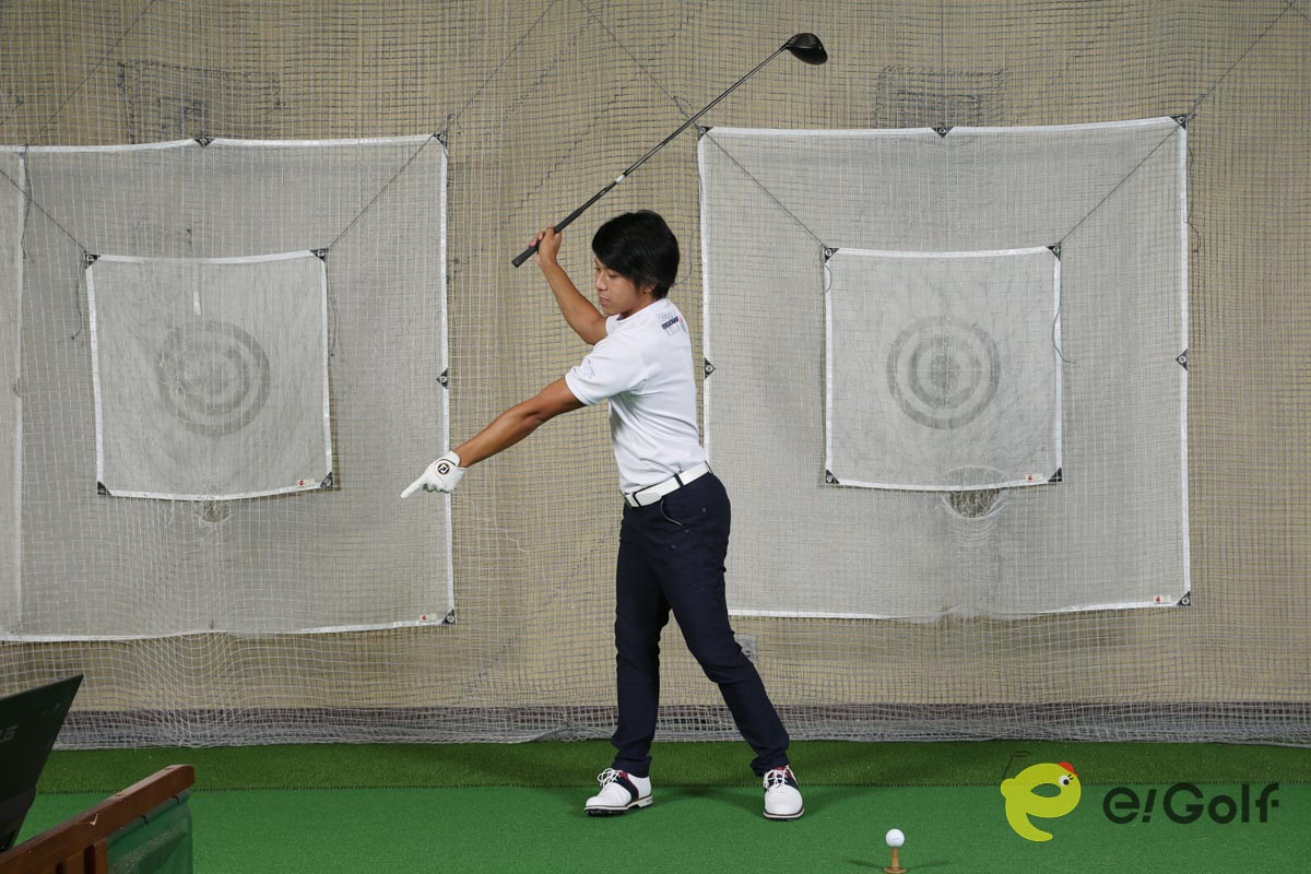 トップではグリップエンドが飛球線後方の地面を指すぐらいに抑える